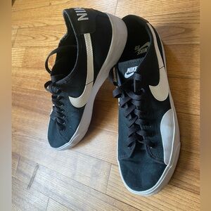 Nike Men's SB BLZR Blazer Court CV1658-002 Black Shoes Sneakers Size 9 EUC
